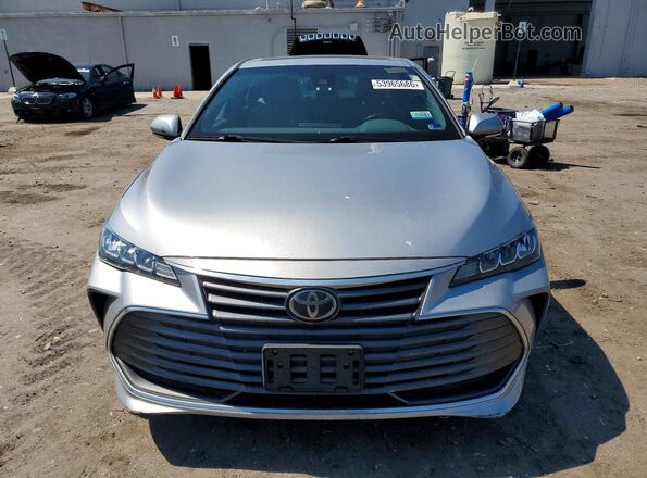 4T1AZ1FB5LU044450 2020 TOYOTA AVALON Серебряный Вид спереди
