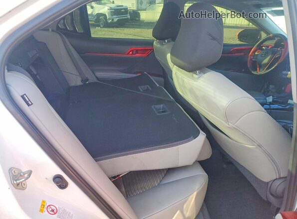 4T1B11HK2JU108739 2018 TOYOTA CAMRY White Widok tylnych siedzeń