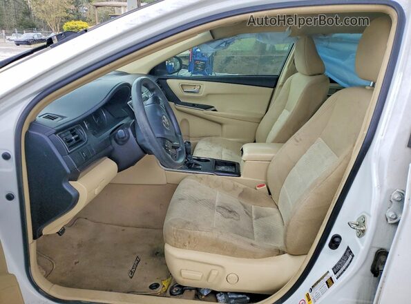 4T1BF1FKXHU635362 2017 TOYOTA CAMRY Белый Вид салона спереди