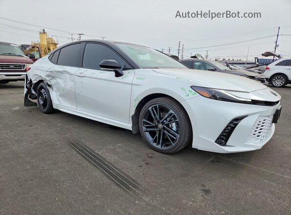 4T1DAACK1TU271918 2026 TOYOTA CAMRY Белый Передняя правая четверть