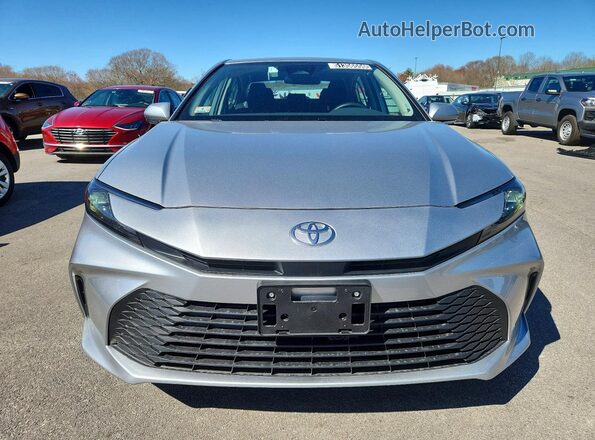 4T1DAACK6TU720977 2026 TOYOTA LE Серебряный Вид спереди