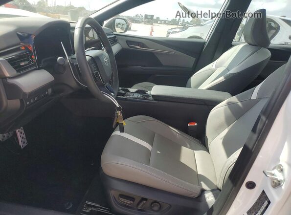 4T1DAACK7TU234338 2026 TOYOTA CAMRY Белый Вид салона спереди