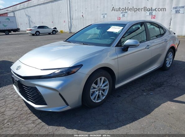 4T1DAACK9TU706202 2026 TOYOTA CAMRY Silver წინა მარცხენა ხედი სამი მეოთხედიდან