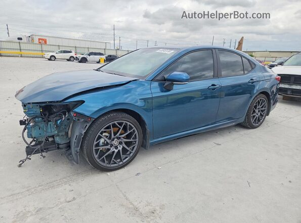 4T1DAACKXSU065589 2025 TOYOTA CAMRY Бирюзовый Передняя левая четверть