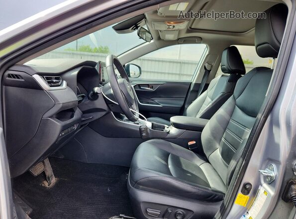 4T3B6RFV1MU043276 2021 TOYOTA RAV4 Серебряный Вид салона спереди