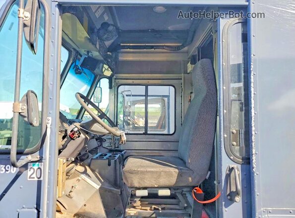 4UZAC2EA9LCLZ6467 2020 FREIGHTLINER MT45 Синий Вид салона спереди
