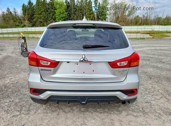 JA4AR3AW8JZ005436 2018 MITSUBISHI OUTLANDER Серебряный Вид салона спереди