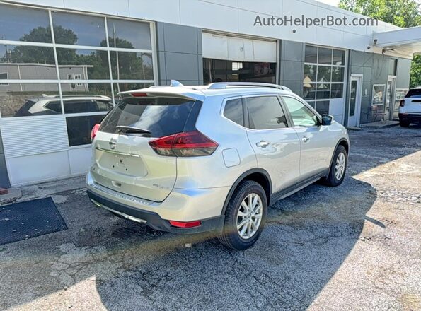 5N1AT2MV9JC845437 2018 NISSAN ROGUE Серебряный Вид спереди