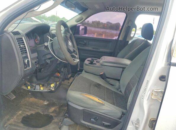 1C6RR7XT5HS675100 2017 RAM 1500 Белый Вид панели приборов