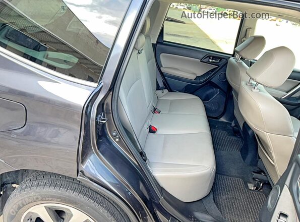 JF2SJARC8JH596519 2018 SUBARU FORESTER 2.5 Gray Front interior view