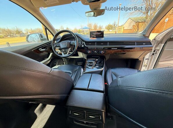 WA1LAAF72JD046552 2018 AUDI Q7 Silver Widok tylnych siedzeń