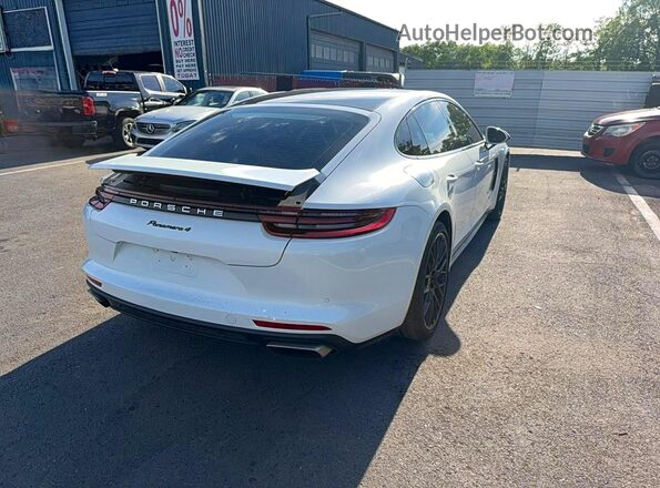 WP0AA2A71HL103883 2017 PORSCHE PANAMERA Белый Вид спереди