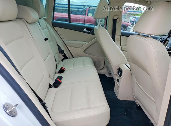 WVGSV7AXXHK020198 2017 VOLKSWAGEN TIGUAN Белый Вид задней части салона