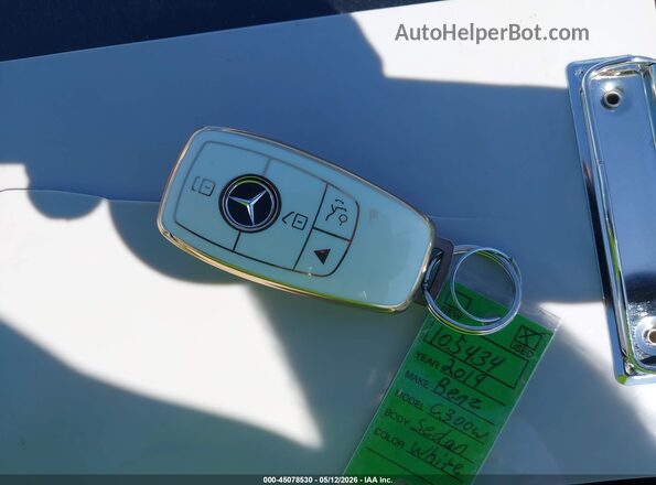 55SWF8DB1KU306906 2019 MERCEDES-BENZ C-CLASS White Vista del salpicadero