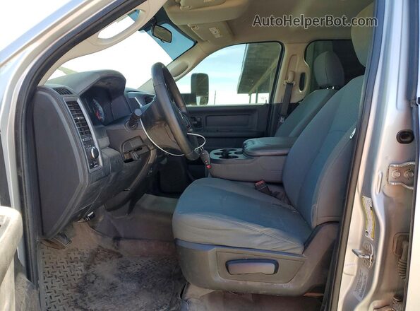 3C6UR5CL1HG740469 2017 RAM 2500 Серебряный Вид панели приборов
