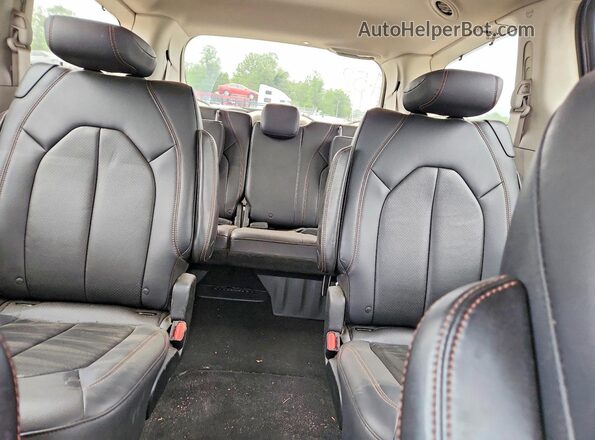 2C4RC1BG2JR123546 2018 CHRYSLER PACIFICA Gray Вид задньої частини салону