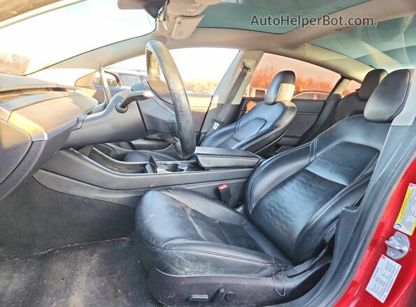 5YJ3E1EA4JF032913 2018 TESLA MODEL Красный Вид панели приборов