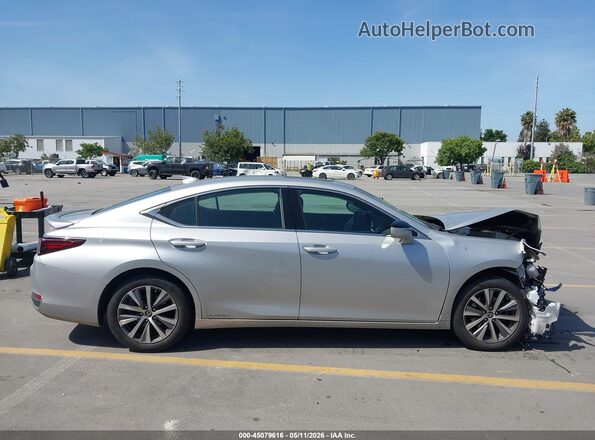 58AD21B10LU005210 2020 LEXUS ES 300H Silver Widok wnętrza z tyłu