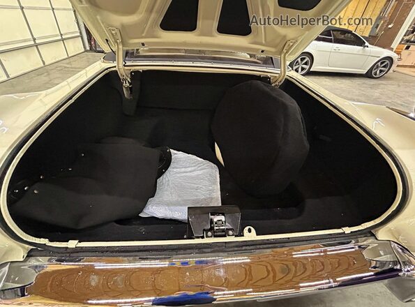 5762097498 1957 CADILLAC 2 White Vista del compartimento del motor