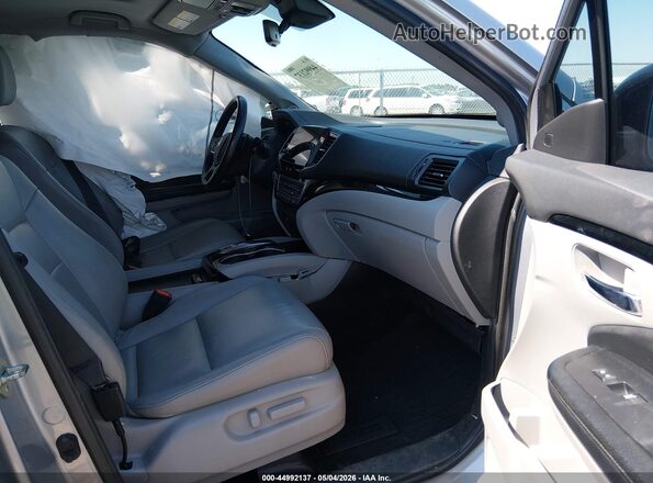 5FNYF5H66KB023097 2019 HONDA PILOT Серебряный Вид салона спереди