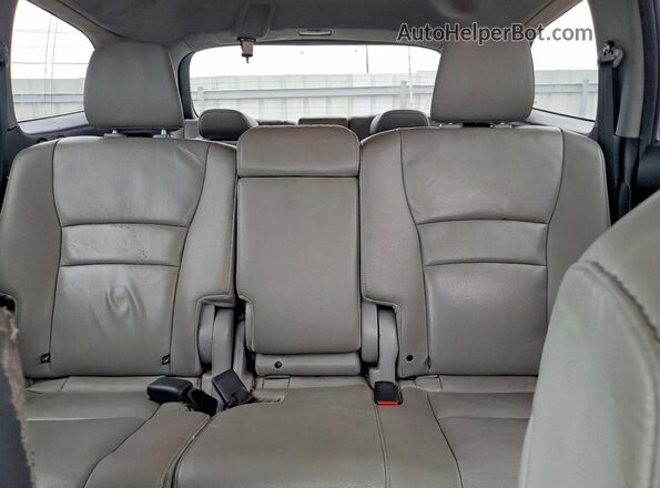 5FNYF6H52HB094156 2017 HONDA PILOT Серебряный Вид задних сидений