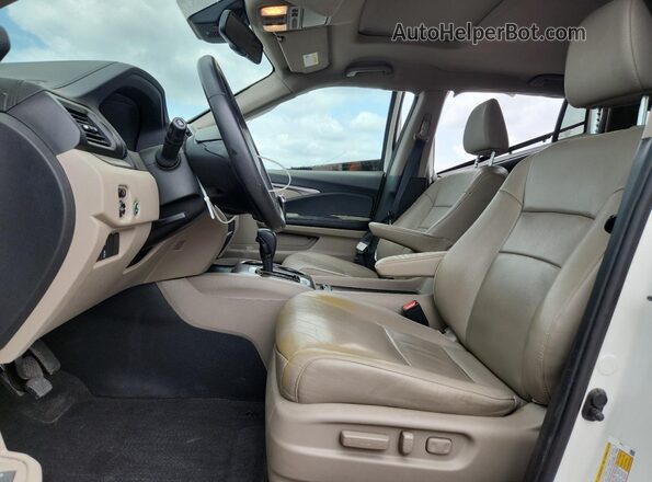 5FNYF6H67JB033139 2018 HONDA PILOT White Front interior view