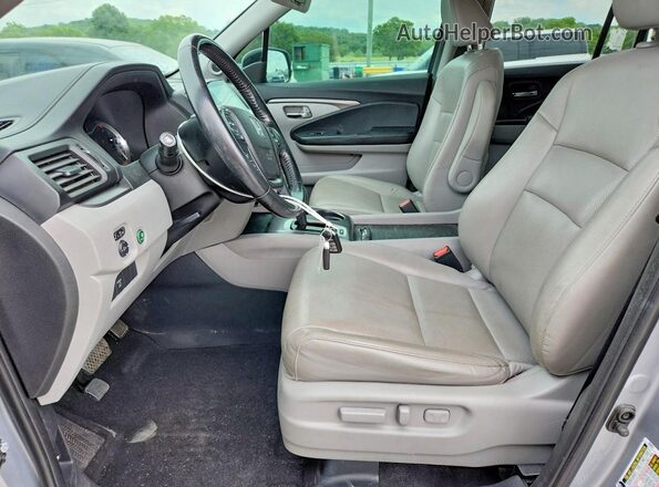 5FPYK2F64JB002946 2018 HONDA RIDGELINE Серебряный Вид салона спереди