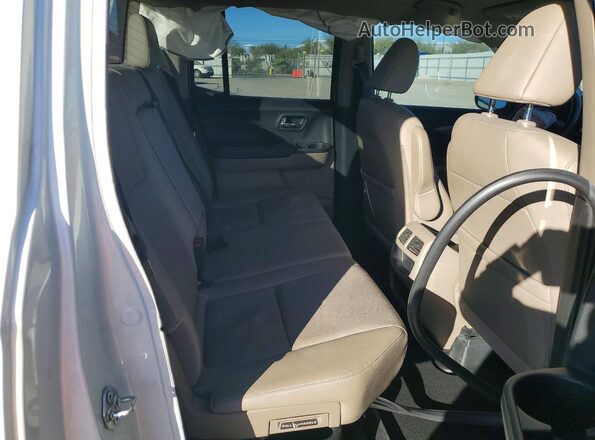 5FPYK3F55HB005765 2017 HONDA RIDGELINE White Vista de los asientos traseros