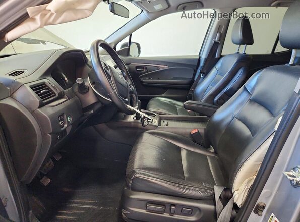 5FPYK3F55HB011159 2017 HONDA RIDGELINE Silver Front interior view