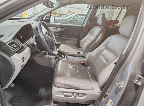 5FPYK3F77HB029079 2017 HONDA RIDGELINE Серебряный Вид салона спереди