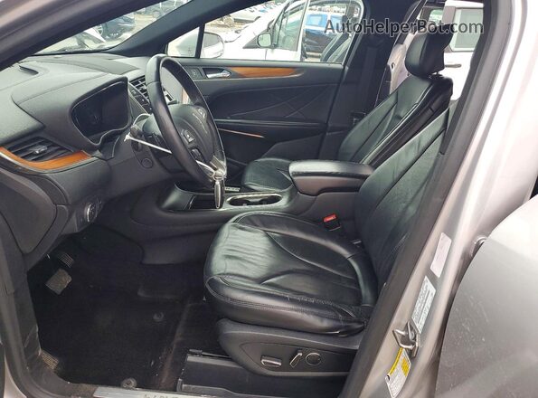 5LMCJ2C9XHUL00612 2017 LINCOLN MKC White Front interior view