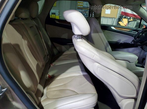 5LMCJ2D90KUL30367 2019 LINCOLN MKC Brown Vista interior trasera