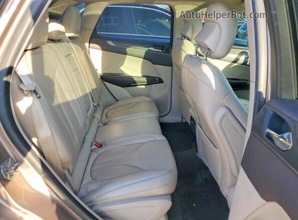 5LMCJ3C9XKUL15544 2019 LINCOLN MKC Tan Вид задньої частини салону