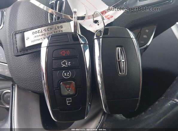 5LMCJ3D98HUL55628 2017 LINCOLN MKC Красный Вид панели приборов