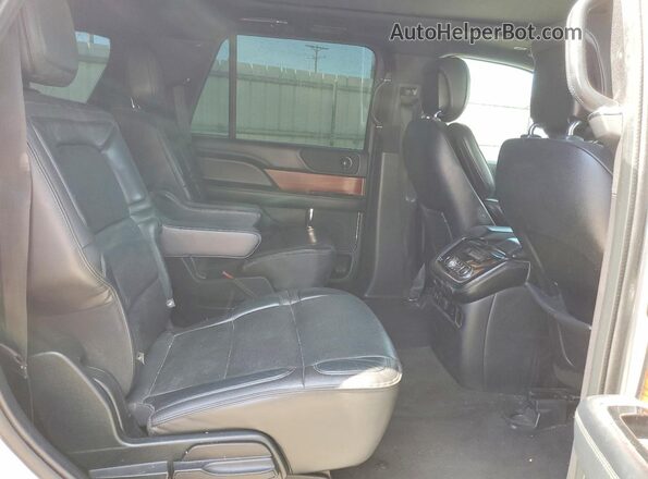 5LMJJ2HT5JEL05485 2018 LINCOLN NAVIGATOR Silver Widok wnętrza z tyłu