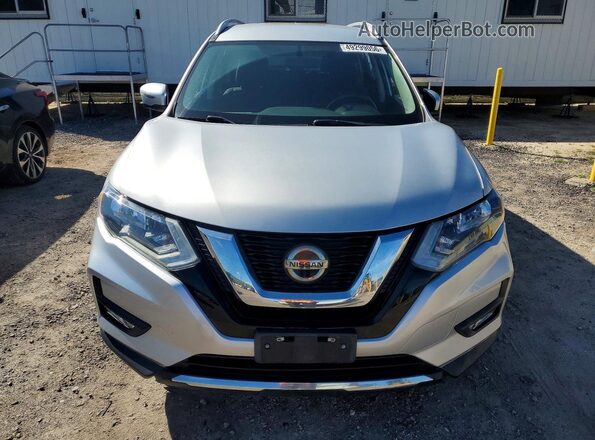 5N1AT2MT1JC745864 2018 NISSAN ROGUE Серебряный Вид спереди
