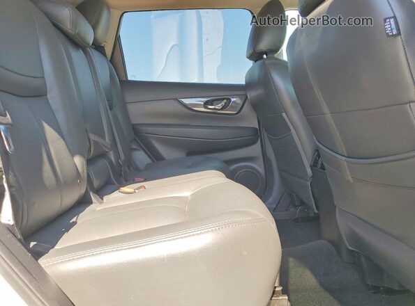 5N1AT2MT7HC840892 2017 NISSAN ROGUE Белый Вид задней части салона