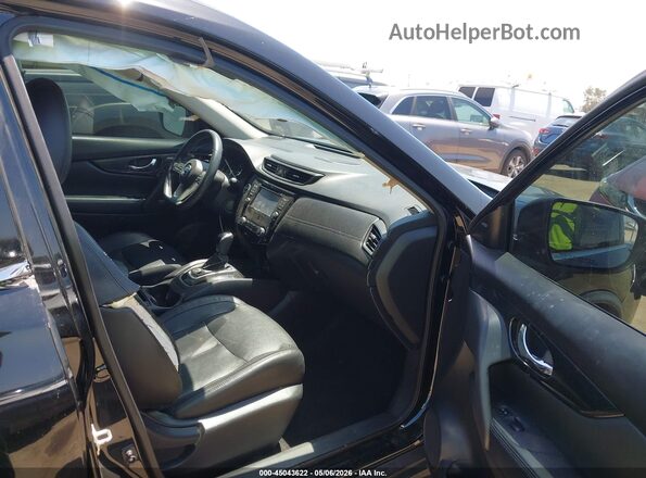 5N1AT2MV1HC861531 2017 NISSAN ROGUE Черный Вид салона спереди