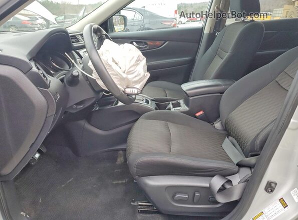 5N1AT2MV9HC775268 2017 NISSAN ROGUE Серебряный Вид салона спереди