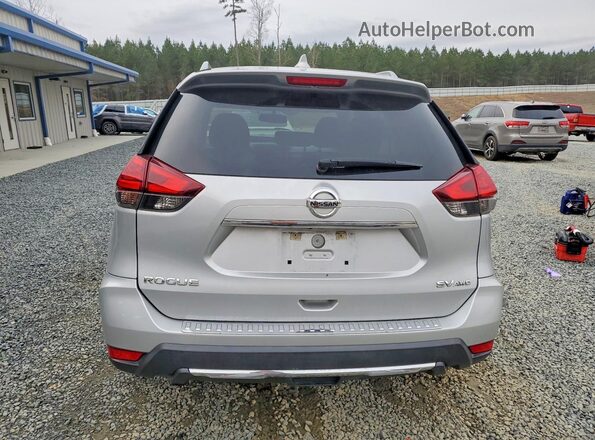 5N1AT2MV9HC775268 2017 NISSAN ROGUE Серебряный Вид сзади