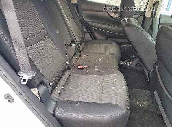 5N1AT2MV9HC775268 2017 NISSAN ROGUE Серебряный Вид задней части салона