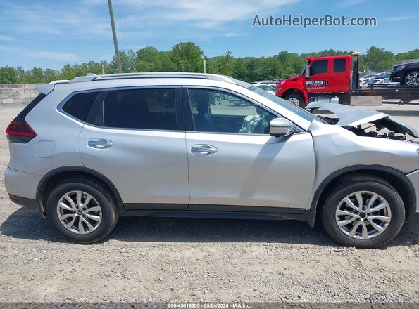5N1AT2MV9JC847852 2018 NISSAN ROGUE Серебряный Вид задней части салона