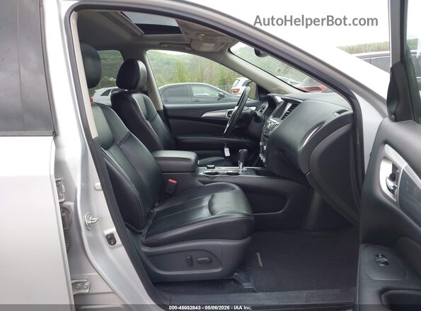 5N1DR2MM6JC665464 2018 NISSAN PATHFINDER Серебряный Вид салона спереди