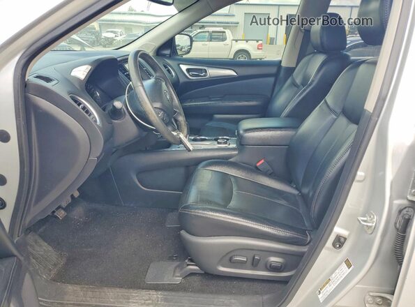 5N1DR2MMXHC911765 2017 NISSAN PATHFINDER Серебряный Вид салона спереди