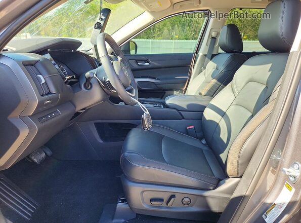 5N1DR3CC1SC277512 2025 NISSAN PATHFINDER Серый Вид салона спереди