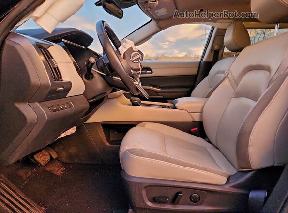 5N1DR3CCXPC230907 2023 NISSAN PATHFINDER Черный Вид салона спереди