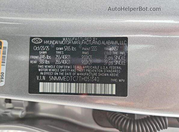 5NMMEDTC7TH051340 2026 GENESIS GV70 Silver Widok naklejki z numerem VIN