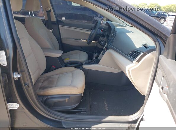 5NPD74LF5JH295850 2018 HYUNDAI ELANTRA Black Вид салону спереду