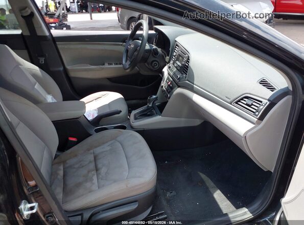 5NPD74LF8JH353871 2018 HYUNDAI ELANTRA Black Вид салону спереду