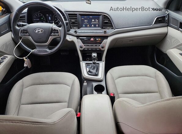 5NPD84LF1HH012612 2017 HYUNDAI ELANTRA Серебряный Вид панели приборов